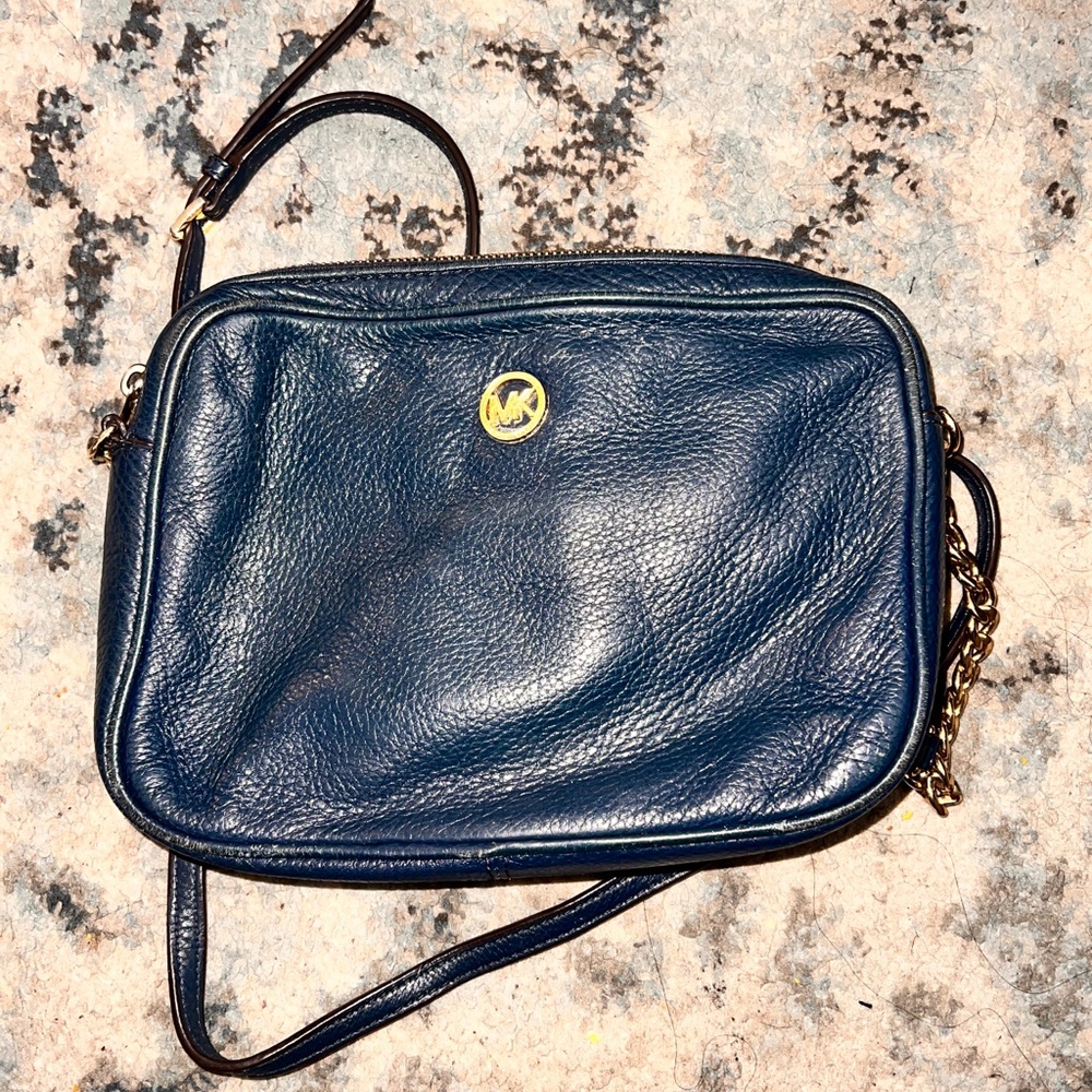 MK Crossbody-Used with stains in the inside fabric.